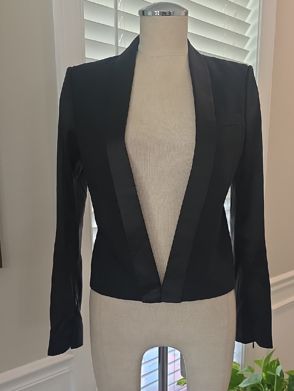 J.Lindeberg Black Cropped Satin-Lapel Blazer